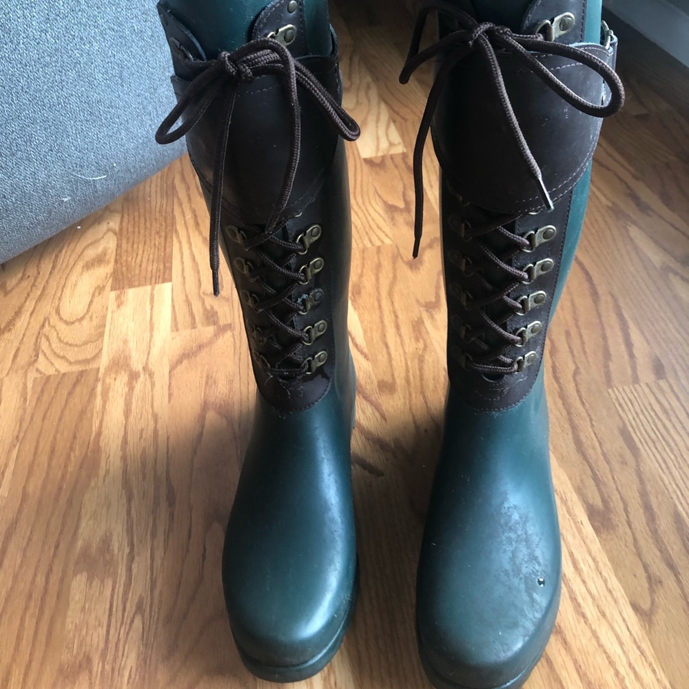 Size 9 Ugg Madelynn boot.  Hunter green and brown.